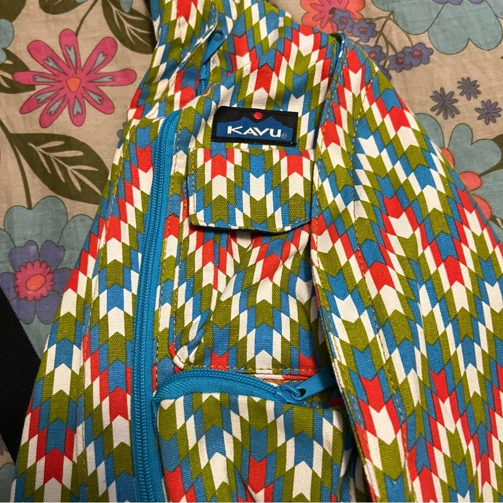 KAVU Colorful Chevron crossbody backpack sling Bag multiple zip pockets - Picture 2 of 12